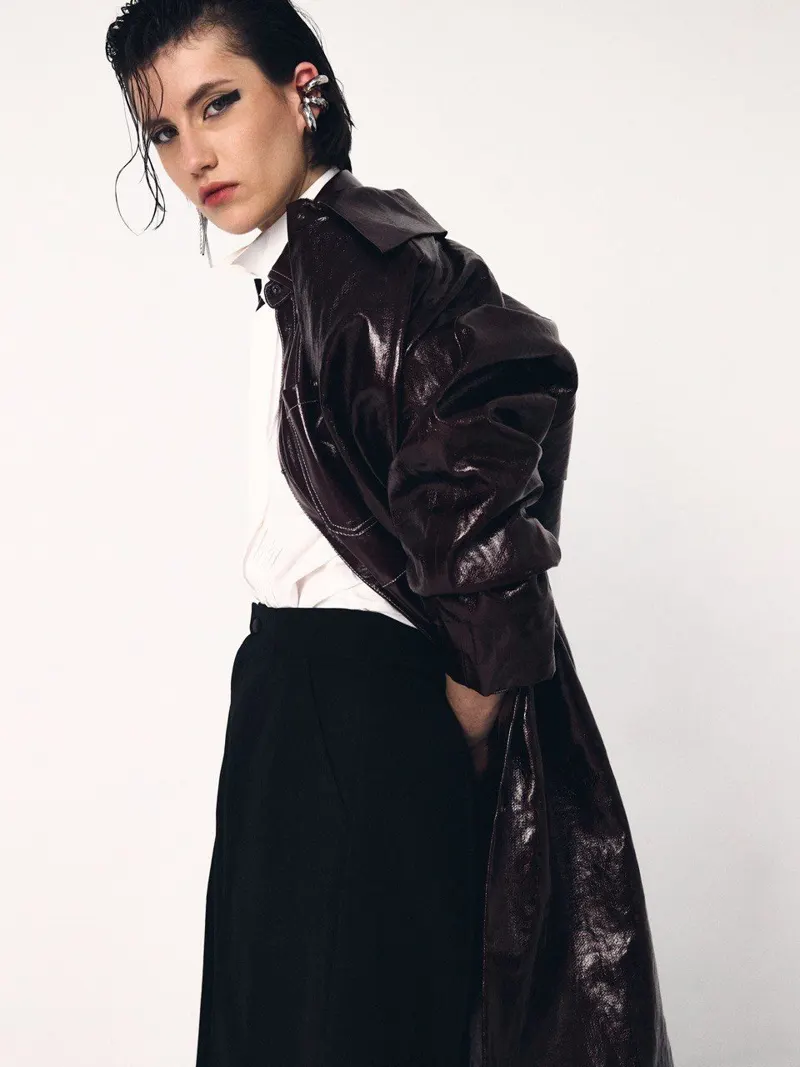 Образ в бордовом кожаном пальто